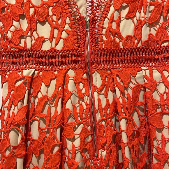 Like new Gianni Bini crochet dress with built in beige slip, Size M - Picture 4 of 5